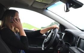 Una ragazza mentre telefono guidando.