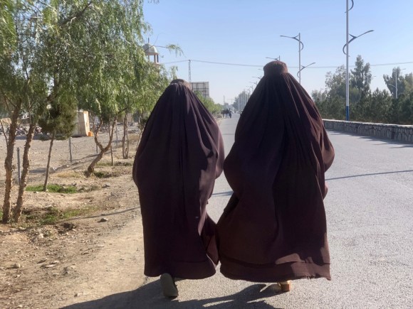 due donne in burqa fotografate di spalle