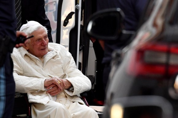 Papa Ratzinger due anni fa su una sedia a rotelle.