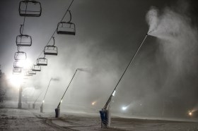 Ddiffusori di neve aritificiale in attività durante la notte