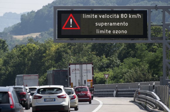 Una scritta in autostrada che invita a diminuire la velocità per il superamento del limite ozono.