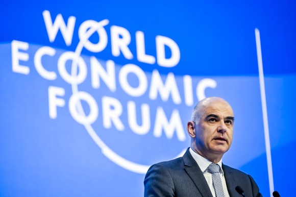 Alain Berset parla. DIetro di lui parete con scritta World Economic Forum