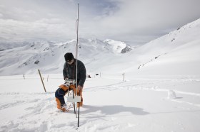 Un ricercatore dell SLF di Davos impegnato sul campo.
