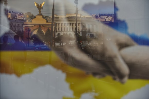 Piazza Nezhalezhnosti a Kiev e nel fotomontaggio si vedono pure l Ucraina su una carta con colori nazionali.