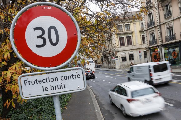 Un cartello stradale che limita la velocità a 30 km/h