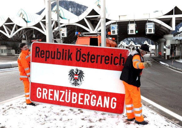 Un cartello stradale che indica la dogana austriaca.