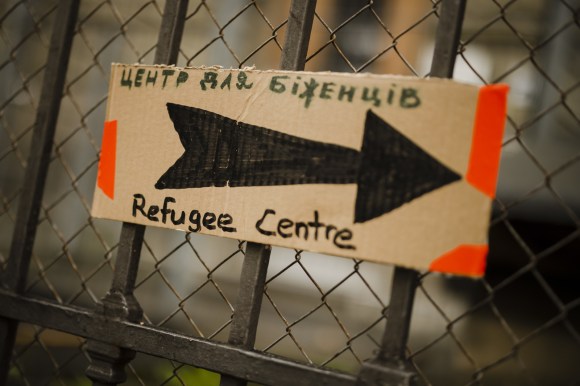 cartello con la scritta centro rifugiati