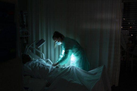i nfermiera controlalpaziente a letto di notte