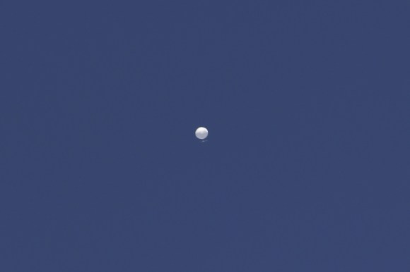 pallone aerostatico bianco nel cielo azzurro