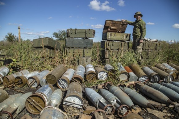 Un soldato ucraino ispeziona le munizioni lasciate dalle truppe russe