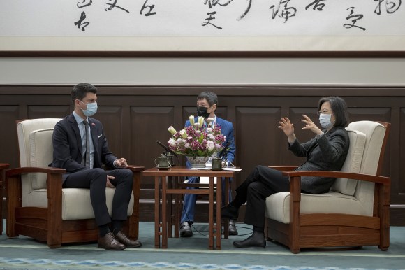 La presidente Tsai Ing-wen con Fabian Molina.
