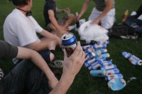 Giovani e lattine di birra sparse un po ovunuque.