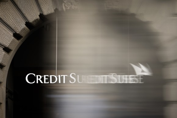 Logo sfocato della banca Credit Suisse