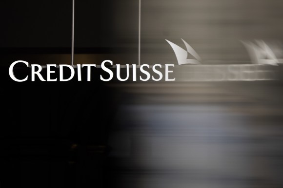 scritta con logo credit suisse