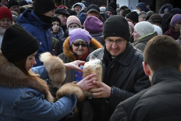 Gli ucraini ricevono pane e latte
