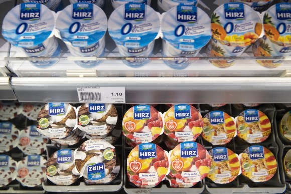 Yogurt sullo scaffale di un supermercato