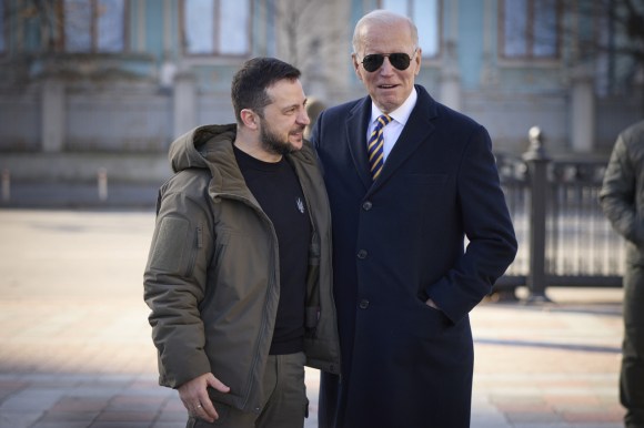 Zelensky e Biden fotografati mentre passeggiano a Kiev.