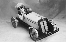 Bambino in un auto modellino