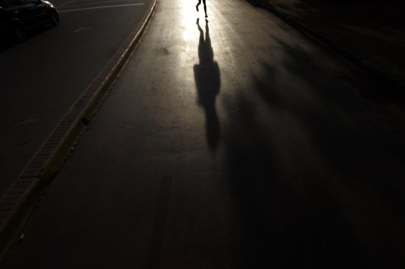 persona che cammina su una strada poco illuminata