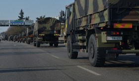 Lunghe file di camion militari trasportano i feretri delle vittime del Covid.