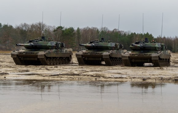 Leopard 2 di produzione tedesca durante un esercitazione