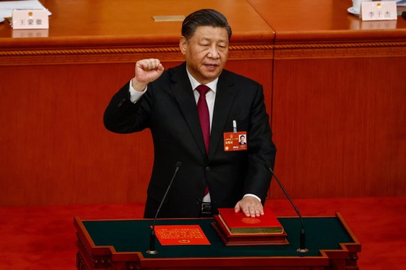 Xi Jinping mentre giura fedeltà sulla Costituzione.