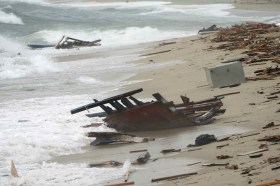 Ciò che rimane sulla spiaggia di Steccato di Cutro dopo la tragedia del 26 febbraio 2023.