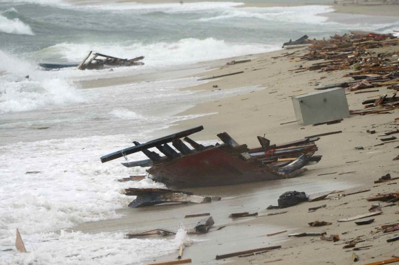 Ciò che rimane sulla spiaggia di Steccato di Cutro dopo la tragedia del 26 febbraio 2023.