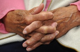 Dettaglio mani di persona anziana