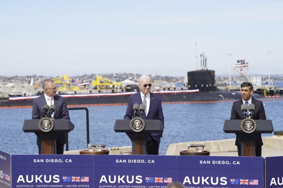 tre uomini politici in piedi davanti a tre pulpiti in un porto