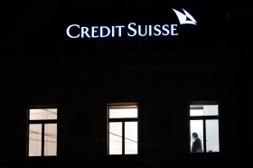 Una filiale di Credit Suisse fotografata di notte