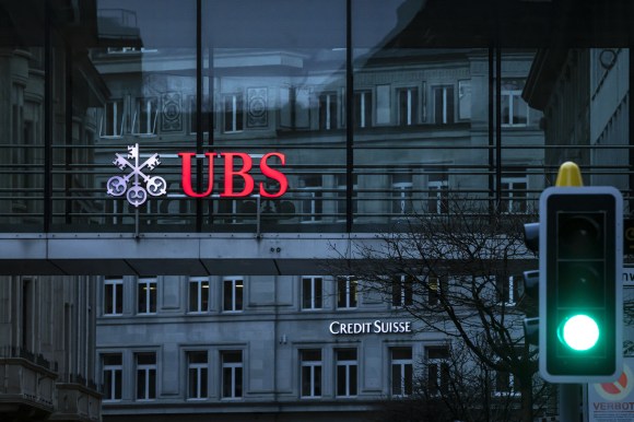loghi ubs e credit suisse