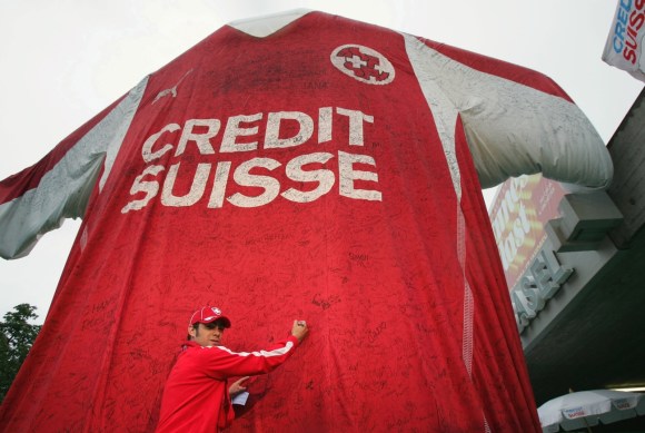 Maglietta gigante con scritta Credit Suisse