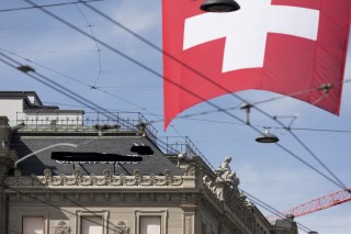 Un edificio di CS con una bandiera svizzera.