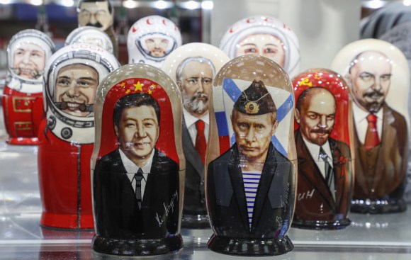 matrioska con le figure di Putin e xi jinping