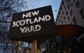 L insegna luminosa di Scotland Yard a Londra.