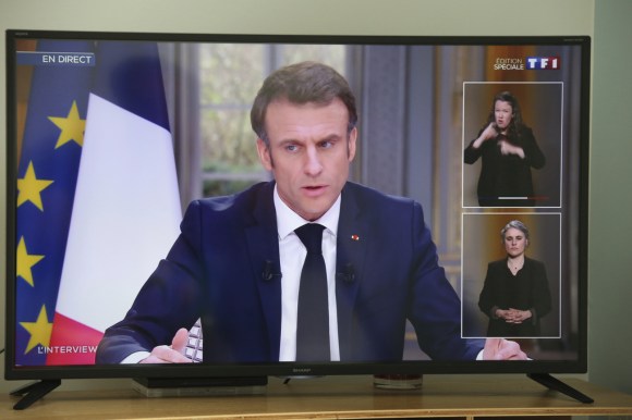 Macron in diretta televisiva ha annunciato che si andrà avanti con la riforma della pensione.