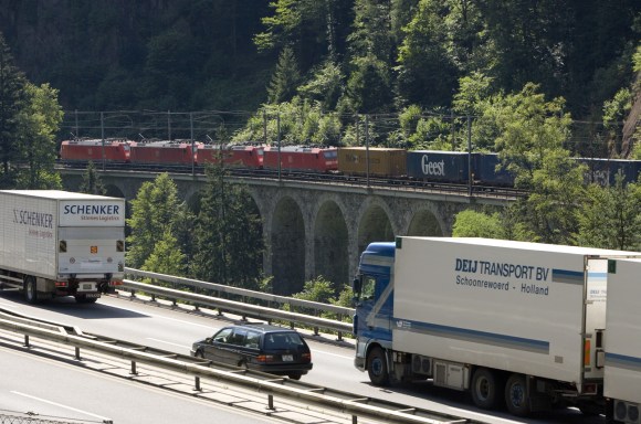 camion in autostrada e treno merci sullo sfondo