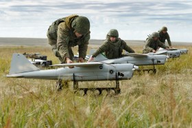 militari con droni