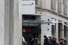 Clienti all esterno di un agenzia del Credit Suisse.