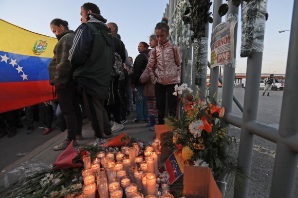 candele davanti al centro migranti