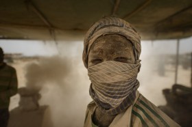 Cercatore d oro al lavoro nel mercato dell oro di Delgo, nel Sahara, in Sudan.