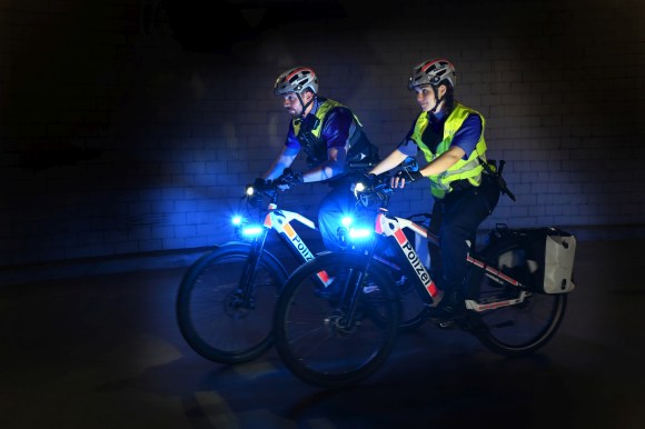Due poliziotti sulle e--bike con i lampeggianti blu.