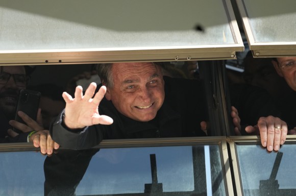 Bolsonaro saluta i suoi sostenitori appena ritornato a Brasilia.