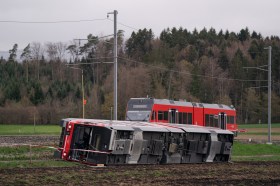 Il treno deragliato a Lüscherz.