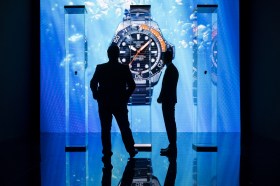 Un orologio gigante con davanti le sagome di due uomini.