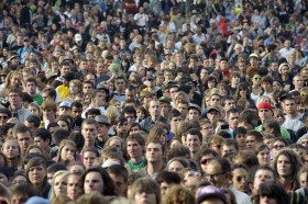 folla assiste a un concerto