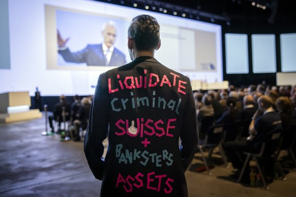 Gli azionisti sfogano la loro frustrazione all assemblea generale del Credit Suisse