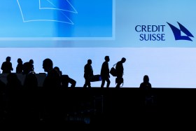 persone davanti al logo Credit Suisse