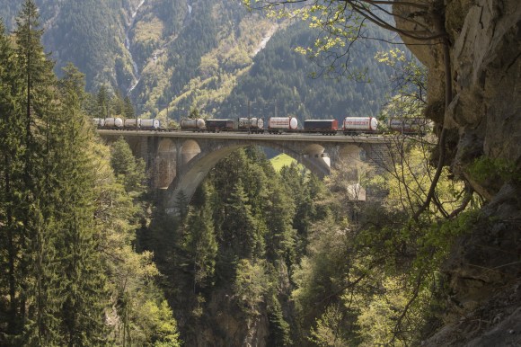 Un treno merci sulla linea di montagna del San Gottardo